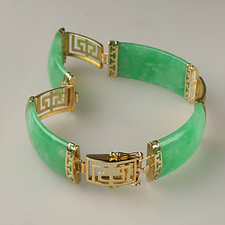 Chinese-Character-Segment-Green-Jade-Bracelet 