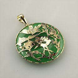 Disc-Crane-gold-green-Jade-pendant