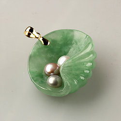 Pearl-in-Sea-Shell-Jade-pendant